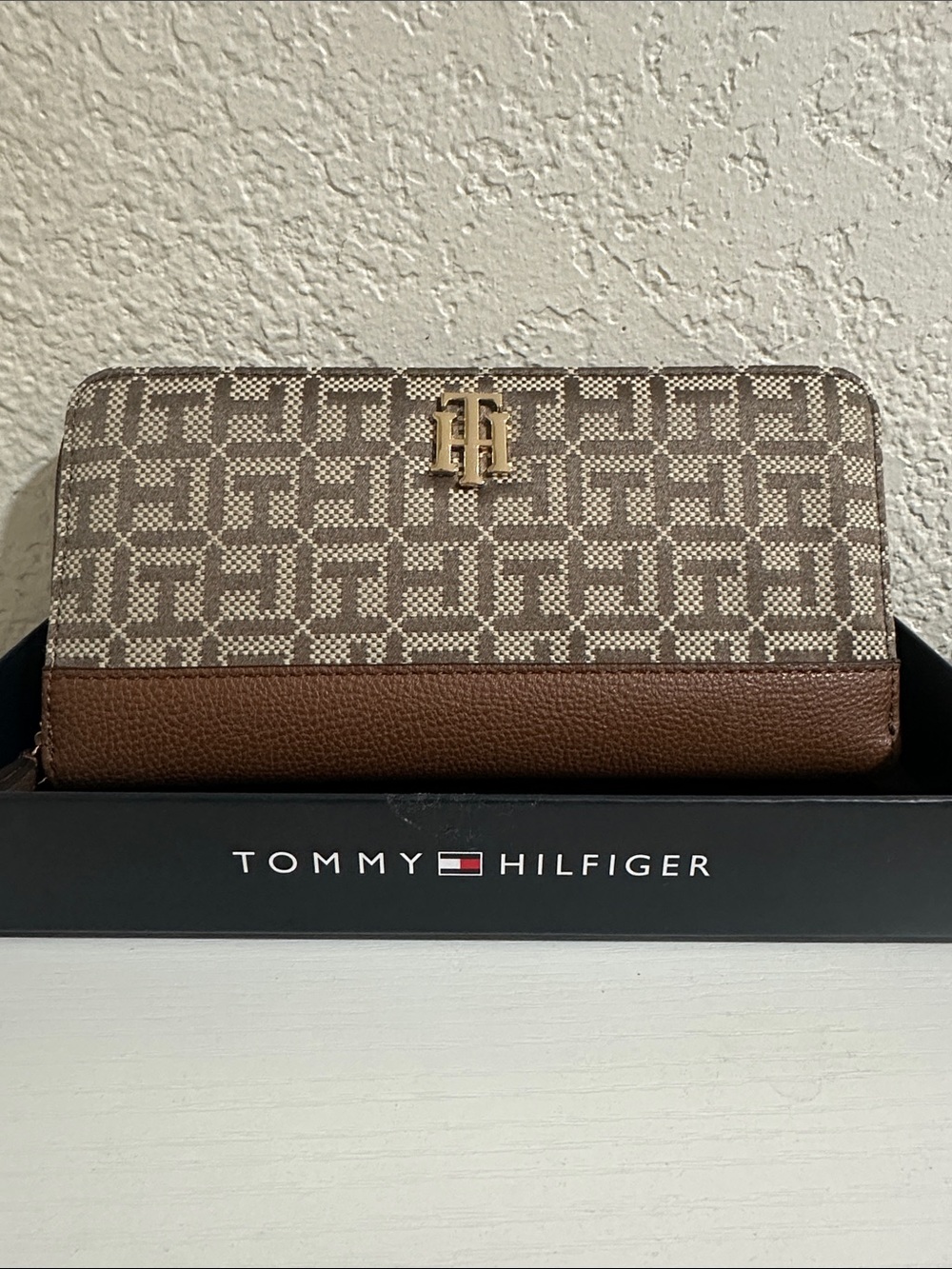 Tommy Hilfiger Monogram Zip Around Wallet Brown & Tan NWT - Picture 3 of 7